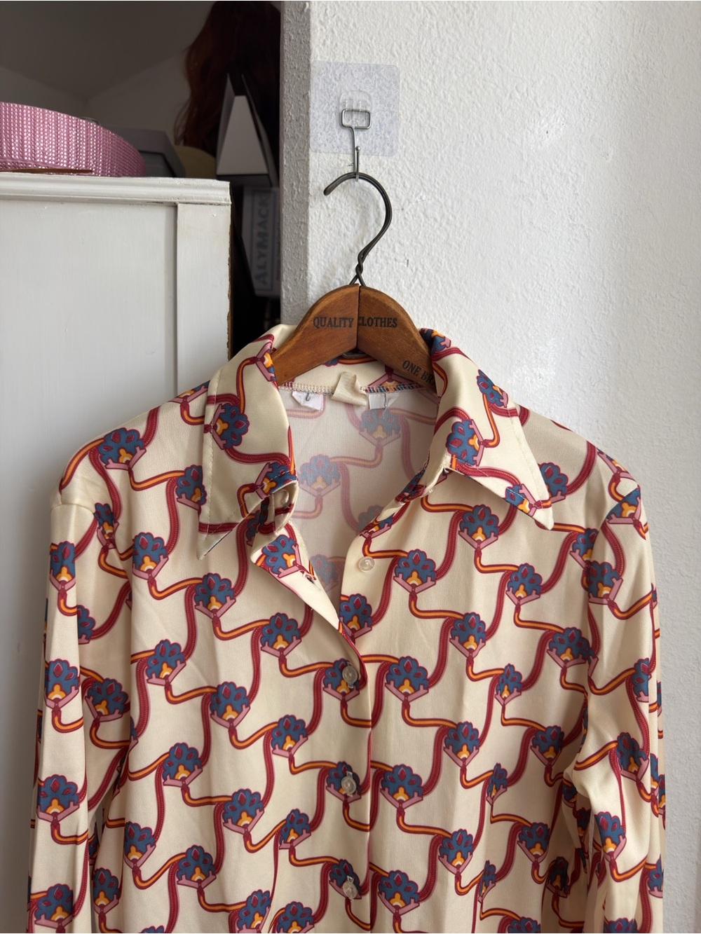 Vintage 60s woman’s bold pattern dagger collar button up shirt - Picture 3 of 10